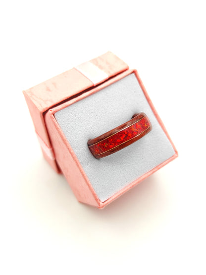 Drewniany pierścionek Chestnut Echo z czerwonym opalem i złotymi akcentami - WoodRingsByJet