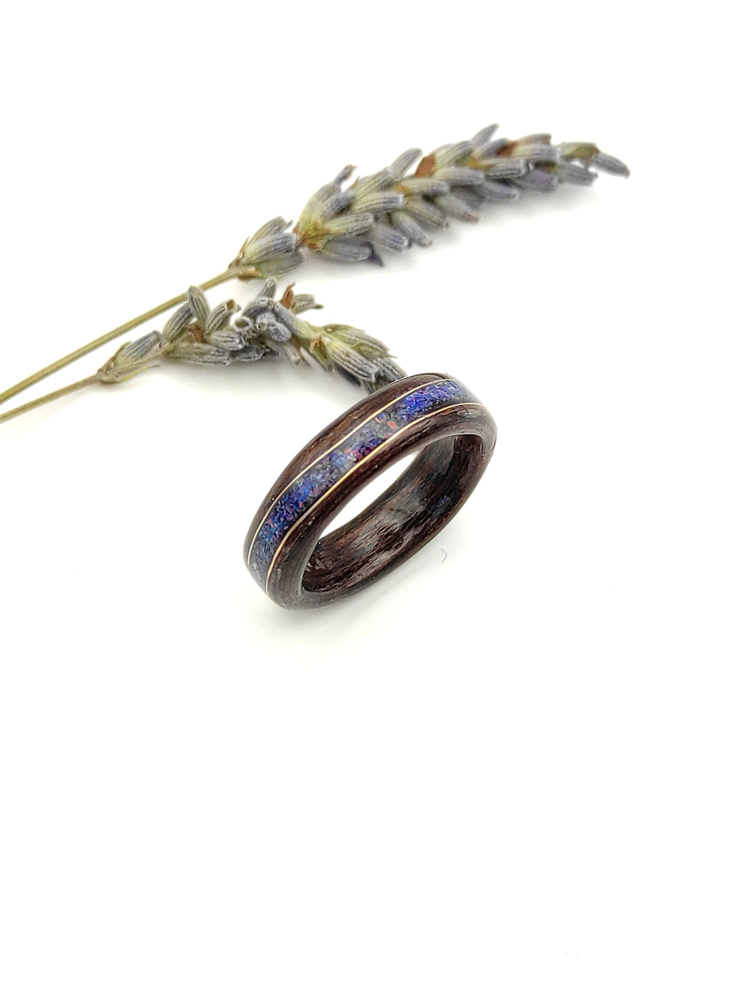 Pierścionek drewniany z wenge i opalem Midnight – handmade