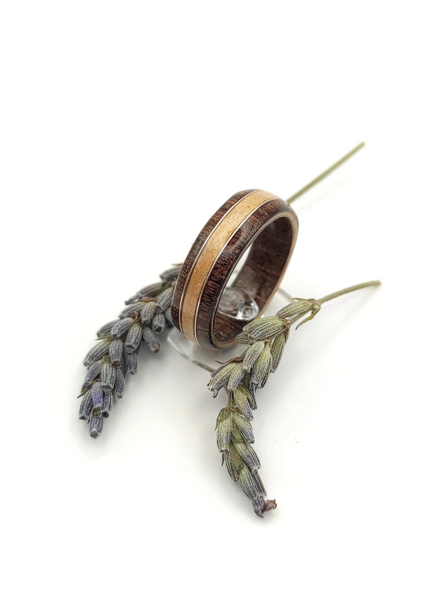 Pierścionek drewniany z buku i wenge ze stalowym drucikiem – handmade