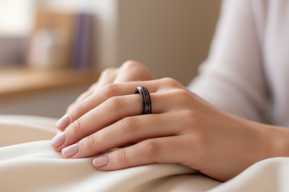 Pierścionek drewniany z wenge i opalem Midnight – handmade