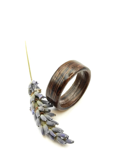 Drewniany pierścionek z orzecha z miedzianą falą – ręcznie wykonywany