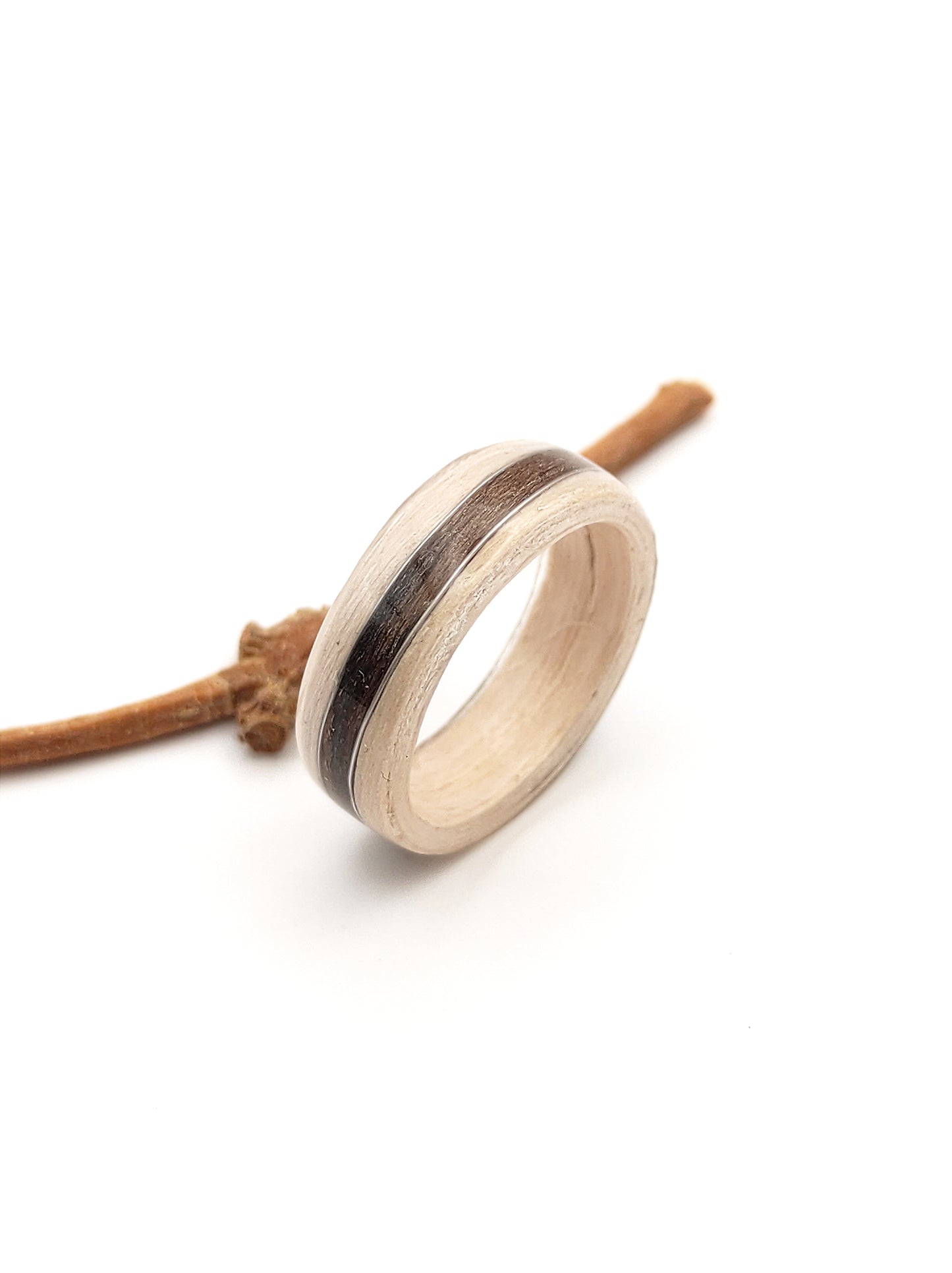 Pierścionek drewniany z bielonego dębu z falą z hebanu