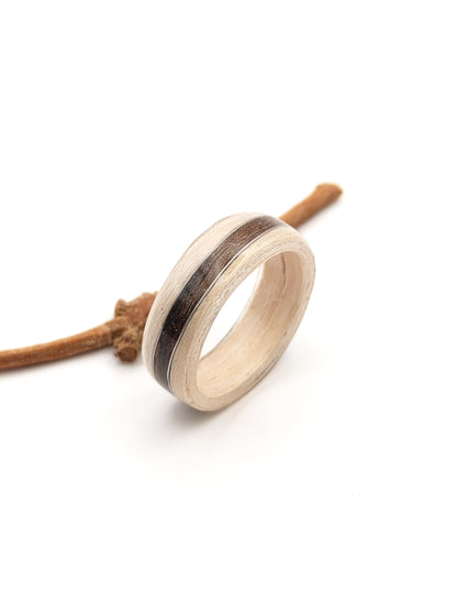 Pierścionek drewniany z bielonego dębu z falą z hebanu