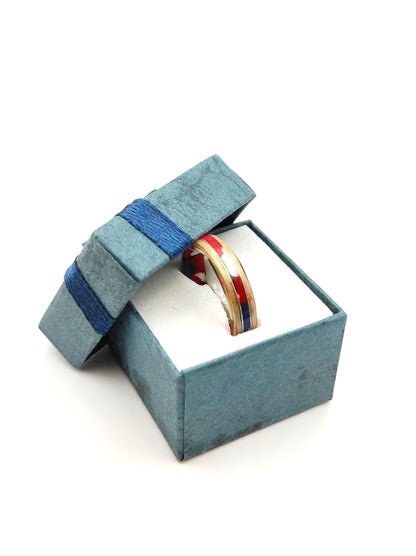 Tętno Koloru – ręcznie robiony pierścionek z drewna bukowego z kolorowym celuloidem