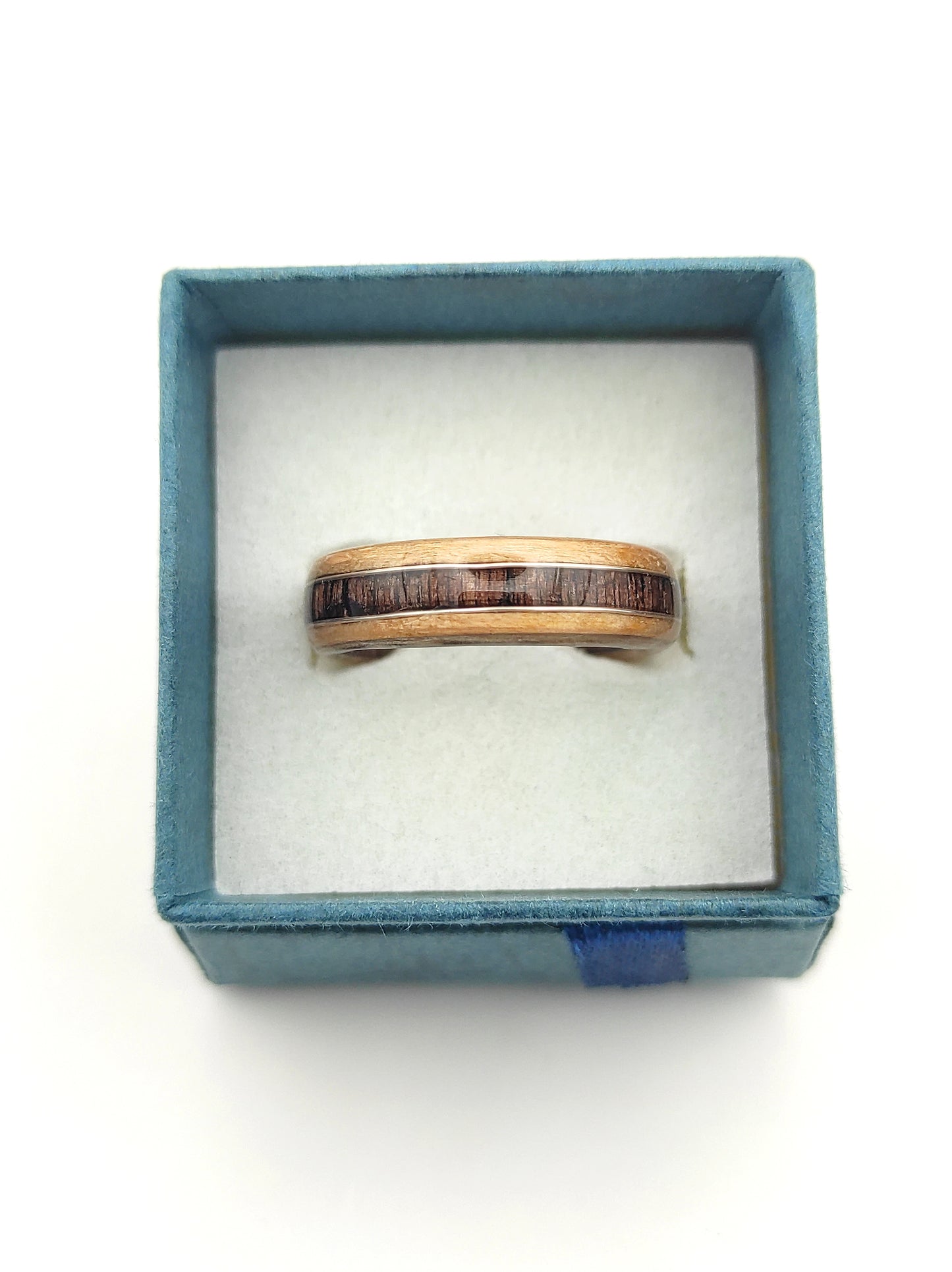 Drewniany pierścionek bukowy wraz z centralnym pasem z ciemnego wenge – handmade