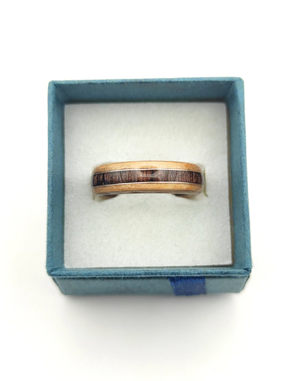 Drewniany pierścionek bukowy wraz z centralnym pasem z ciemnego wenge – handmade