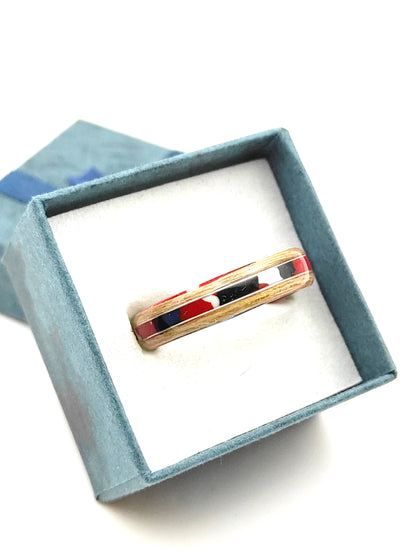 Tętno Koloru – ręcznie robiony pierścionek z drewna bukowego z kolorowym celuloidem