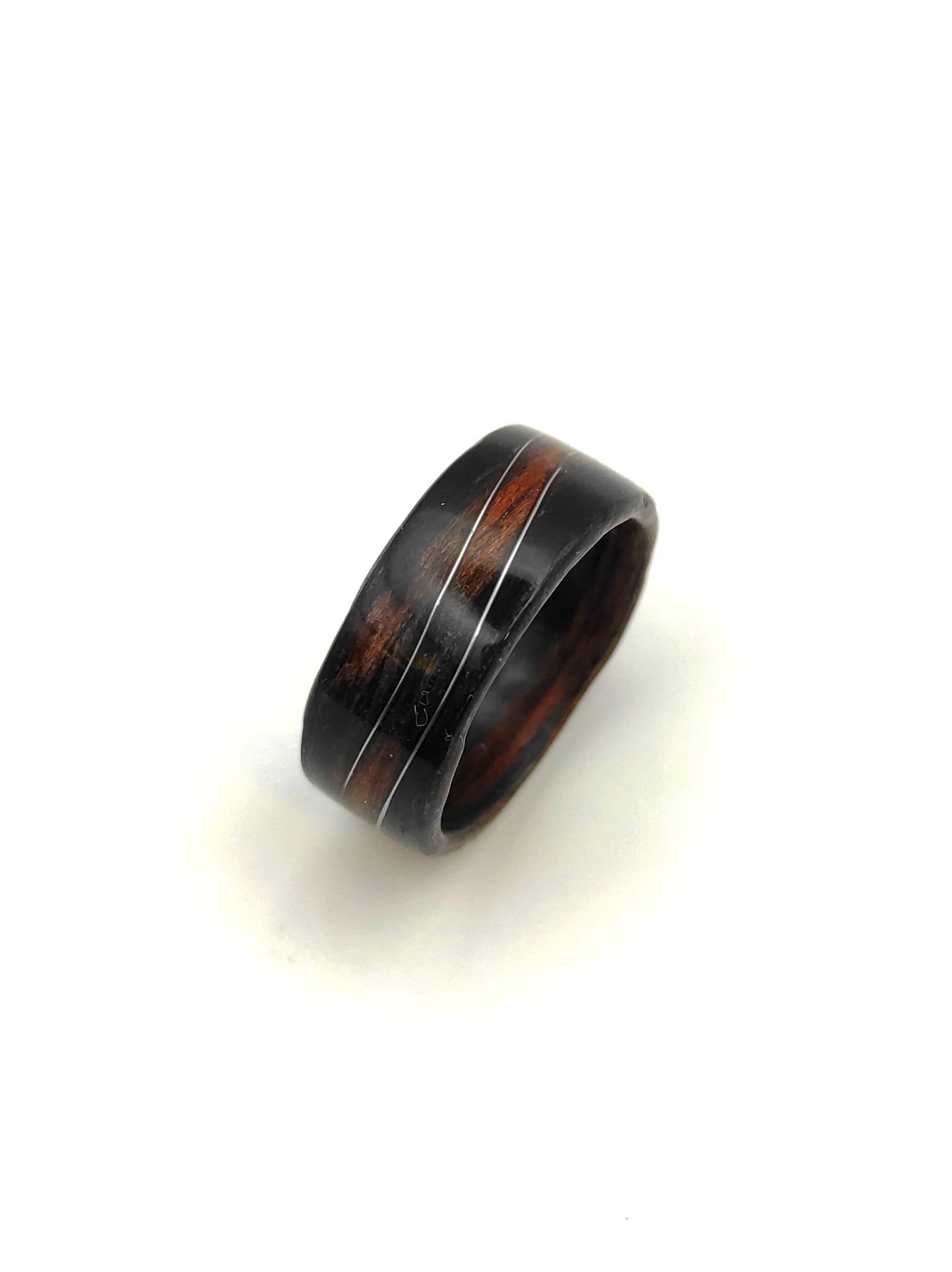 Pierścionek z hebanu z falą z drucika w kolorze srebrnym – kolekcja Fal