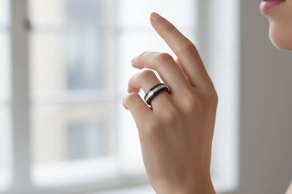 Drewniany pierścionek z jesionu i dębu srebrzystego z perłową wkładką i złotym akcentem