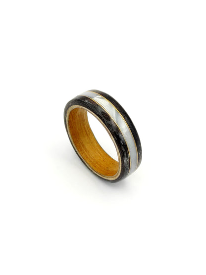 Drewniany pierścionek z jesionu i dębu srebrzystego z perłową wkładką i złotym akcentem