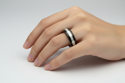 Drewniany pierścionek z jesionu i dębu srebrzystego z perłową wkładką i złotym akcentem