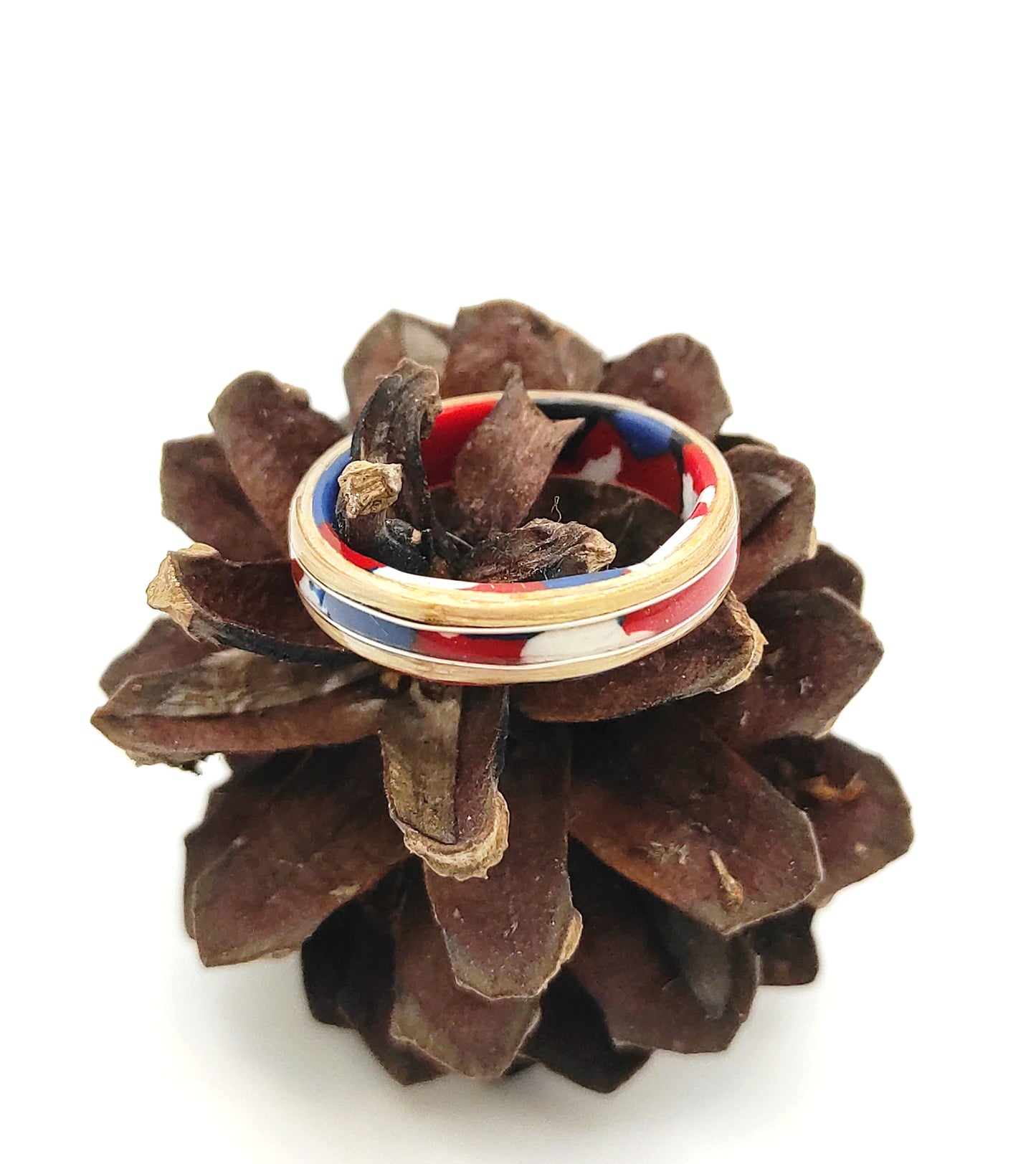 Tętno Koloru – ręcznie robiony pierścionek z drewna bukowego z kolorowym celuloidem