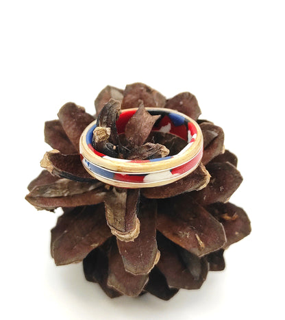 Tętno Koloru – ręcznie robiony pierścionek z drewna bukowego z kolorowym celuloidem