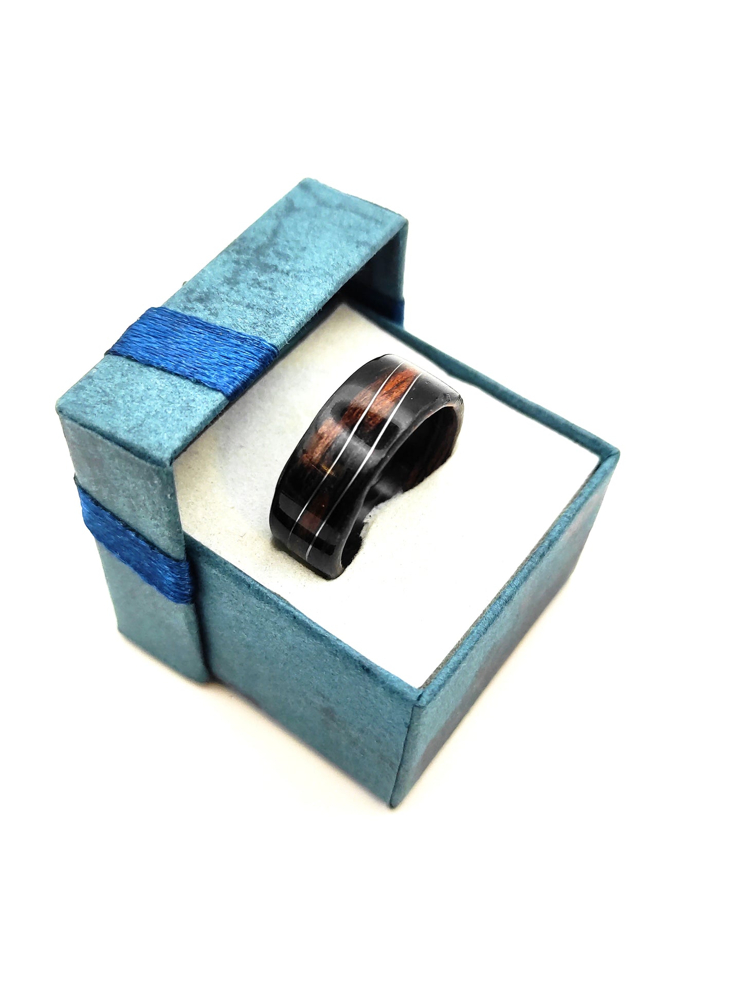 Pierścionek z hebanu z falą z drucika w kolorze srebrnym – kolekcja Fal