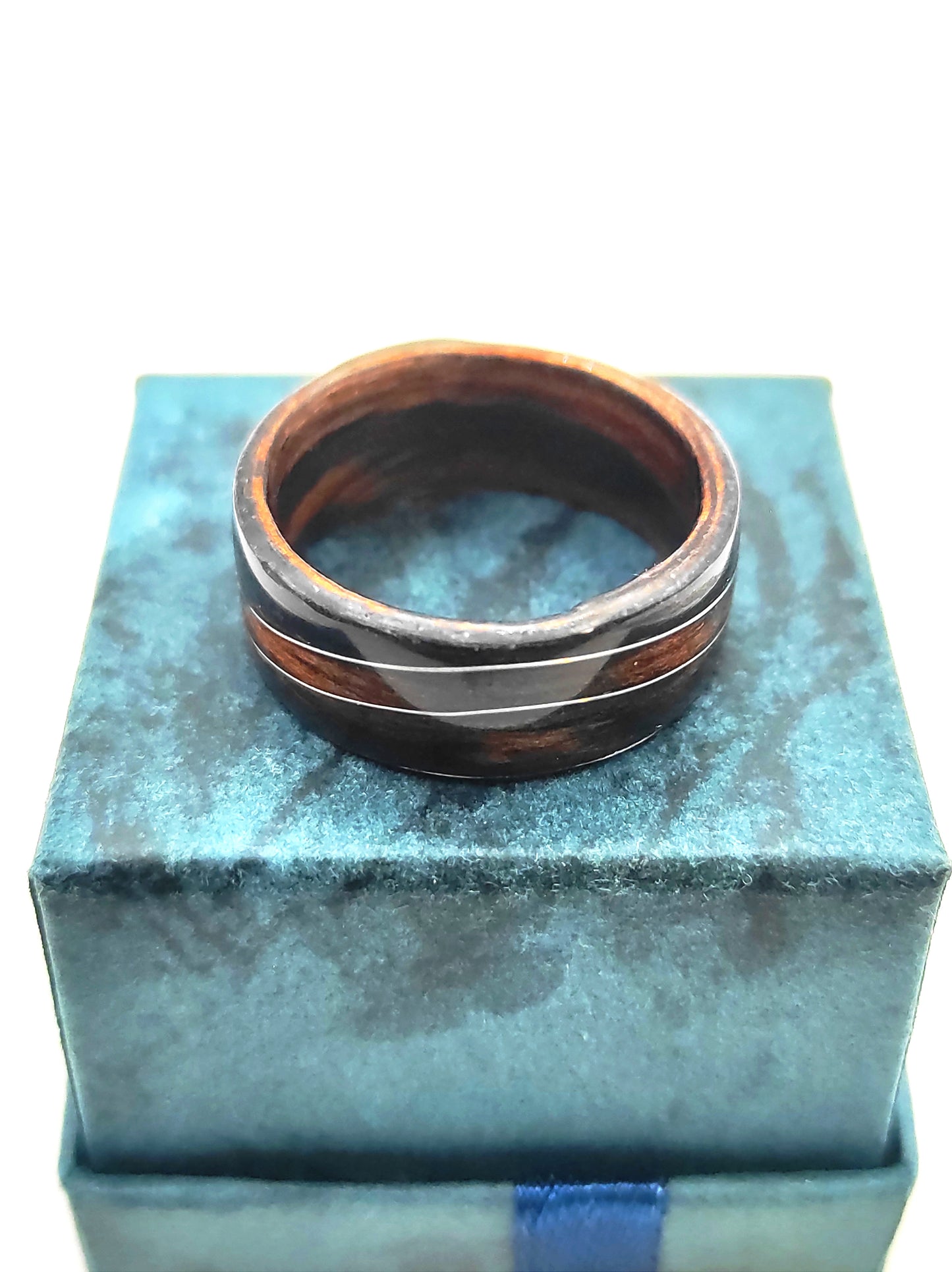 Pierścionek z hebanu z falą z drucika w kolorze srebrnym – kolekcja Fal