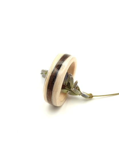 Pierścionek drewniany z bielonego dębu z falą z hebanu