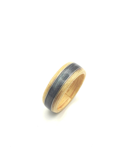 Pierścionek z drewna brzozy „Smoke Birch” z nadpaloną fakturą i żyłą z jesionu – naturalny drewniany pierścień unisex - WoodRingsByJet