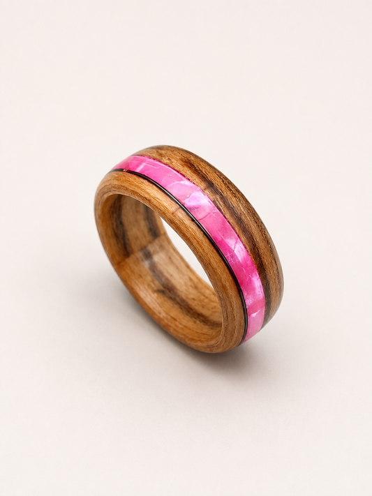 Drewniany pierścionek z różową wstawką – zebrano handmade