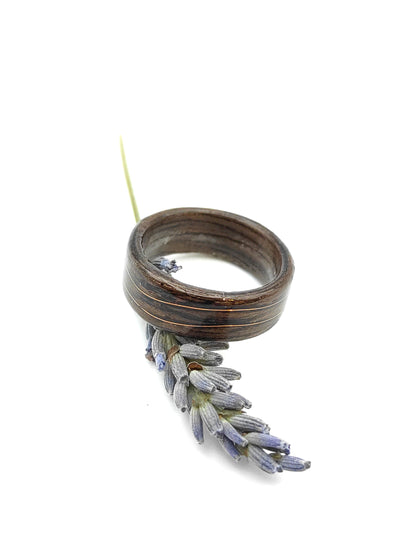 Drewniany pierścionek z orzecha z miedzianą falą – ręcznie wykonywany