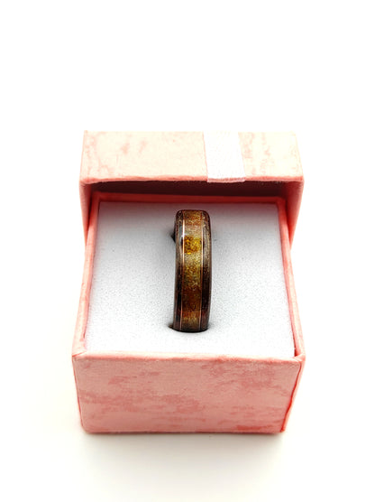 Pierścionek drewniany „Amber Fog” z bałtyckim bursztynem i mosiężnym akcentem - WoodRingsByJet