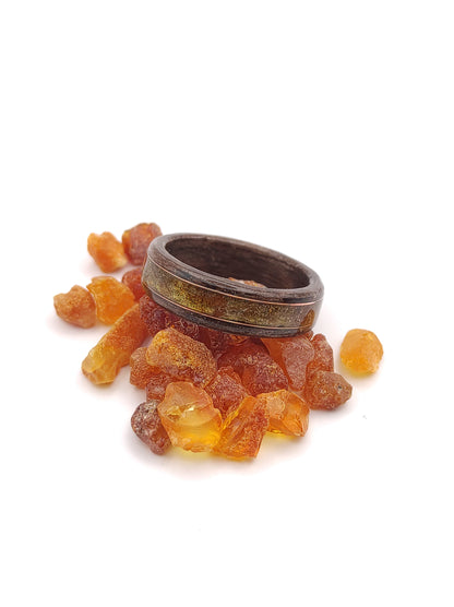 Pierścionek drewniany „Amber Fog” z bałtyckim bursztynem i mosiężnym akcentem - WoodRingsByJet