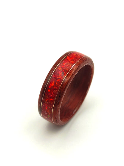 Drewniany pierścionek Chestnut Echo z czerwonym opalem i złotymi akcentami - WoodRingsByJet