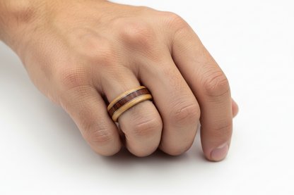 Drewniany pierścionek z jesionu z falą z palisandru i srebrnym drucikiem