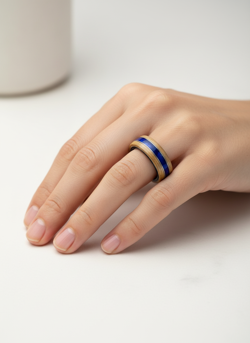Oceaniczny Szept – Pierścionek z Drewna Jesionu & Ciemnoniebieskiego Celuloidu