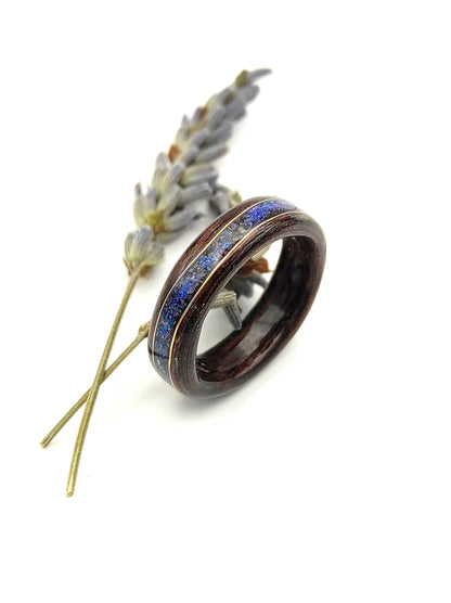 Pierścionek drewniany z wenge i opalem Midnight – handmade