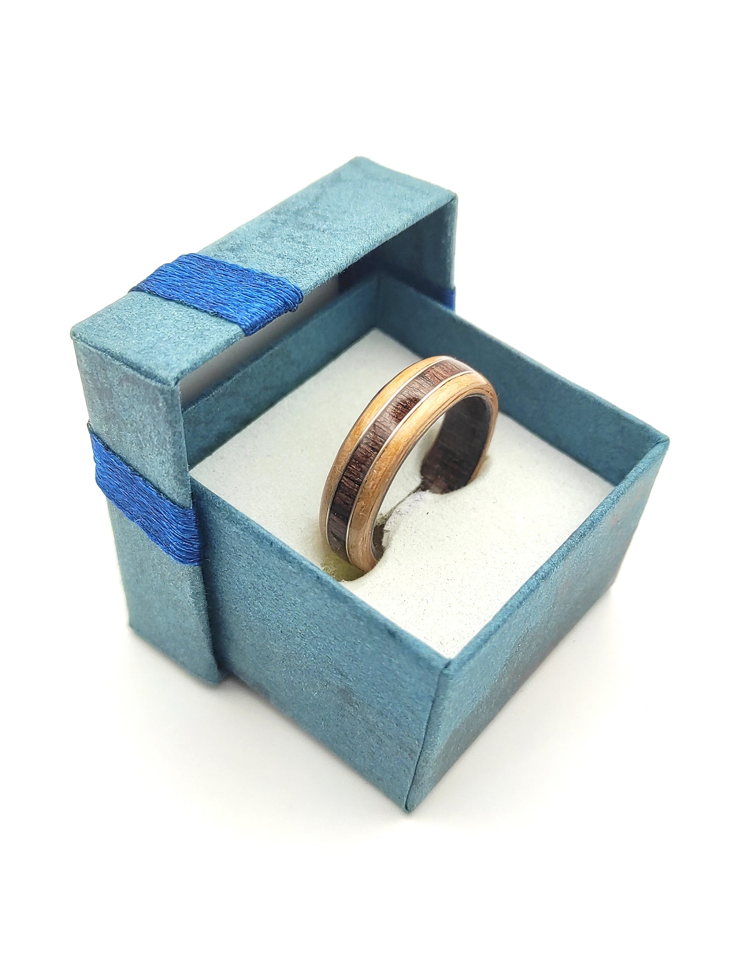 Drewniany pierścionek bukowy wraz z centralnym pasem z ciemnego wenge – handmade