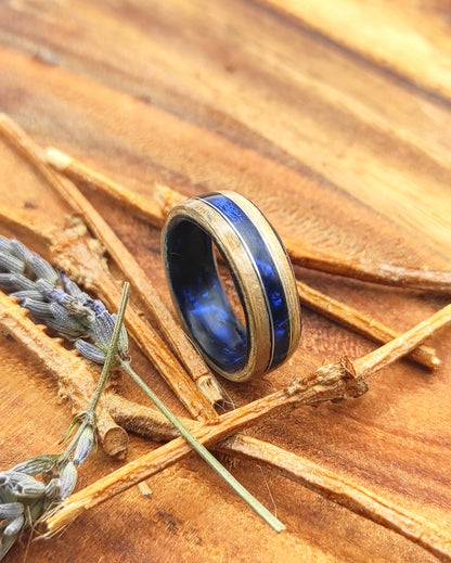 Oceaniczny Szept – pierścionek z drewna jesionu i ciemnoniebieskiego celuoidu - WoodRingsByJet