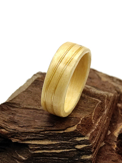 Klonowa Złota Fala – Drewniany pierścionek z ręcznie formowaną złotą wstawką