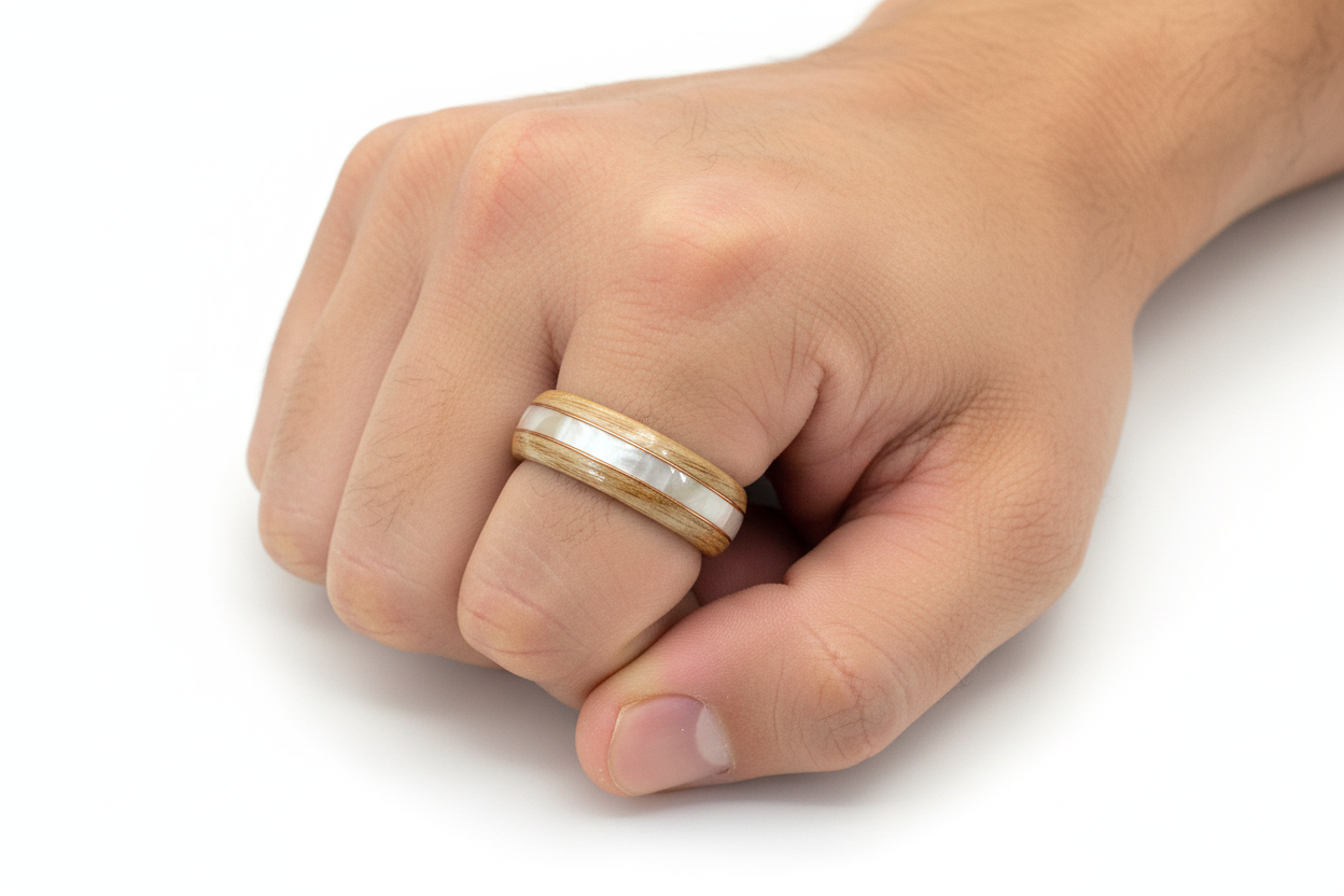 Jesionowy Pierścionek z Perlistą Wkładką – Ręcznie Wykonany z Miedzianym Detalem