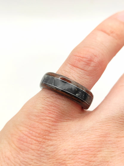 Korzeń Nocy - pierścionek z wenge i grafitowym celuoidem - WoodRingsByJet