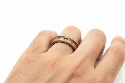 Drewniany pierścionek bukowy wraz z centralnym pasem z ciemnego wenge – handmade