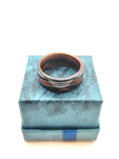 Pierścionek z hebanu z falą z drucika w kolorze srebrnym – kolekcja Fal