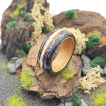 Pierścionek z czarnego dębu i drewna klonowego z niebieskim opalem i miedzianą intarsją - WoodRingsByJet
