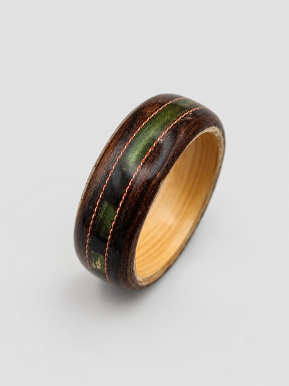 Drewniany pierścionek z zieloną żywicą i miedzianą linią – heban handmade