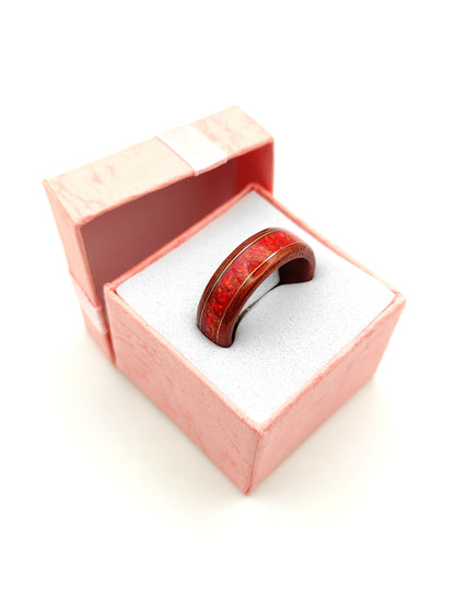 Drewniany pierścionek Chestnut Echo z czerwonym opalem i złotymi akcentami - WoodRingsByJet