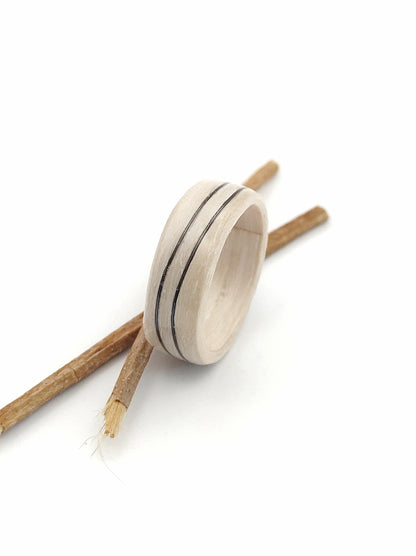 Drewniany pierścionek z bielonego dębu z czarną falą – minimalistyczna forma