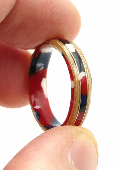 Tętno Koloru – ręcznie robiony pierścionek z drewna bukowego z kolorowym celuloidem