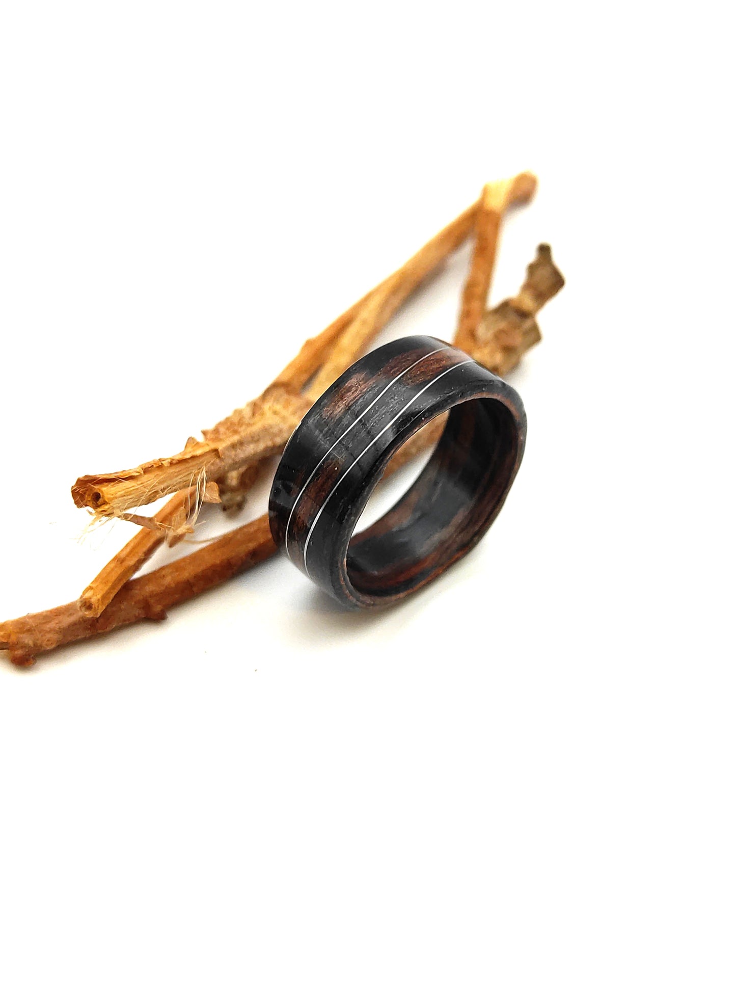 Pierścionek z hebanu z falą z drucika w kolorze srebrnym – kolekcja Fal