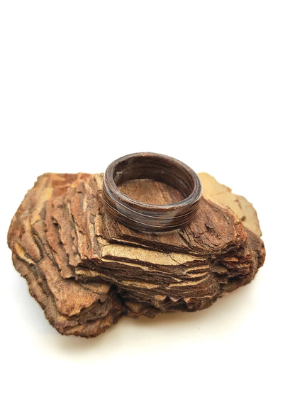 Drewniany pierścionek z orzecha z miedzianą falą – ręcznie wykonywany