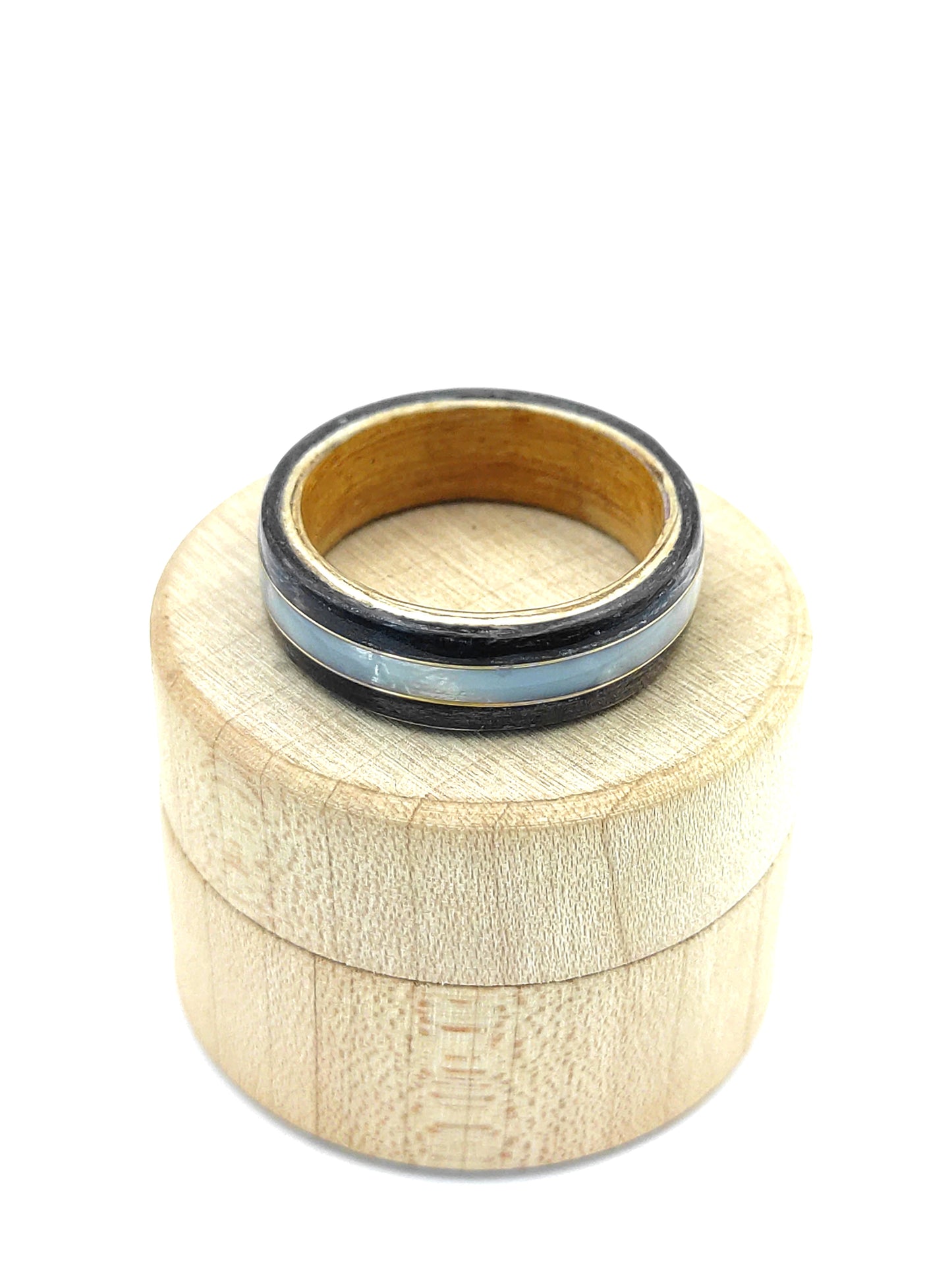 Drewniany pierścionek z jesionu i dębu srebrzystego z perłową wkładką i złotym akcentem