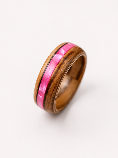 Drewniany pierścionek z różową wstawką – zebrano handmade