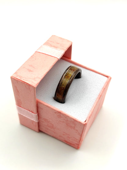 Pierścionek drewniany „Amber Fog” z bałtyckim bursztynem i mosiężnym akcentem - WoodRingsByJet