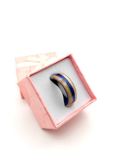 Oceaniczny Szept – pierścionek z drewna jesionu i ciemnoniebieskiego celuoidu - WoodRingsByJet