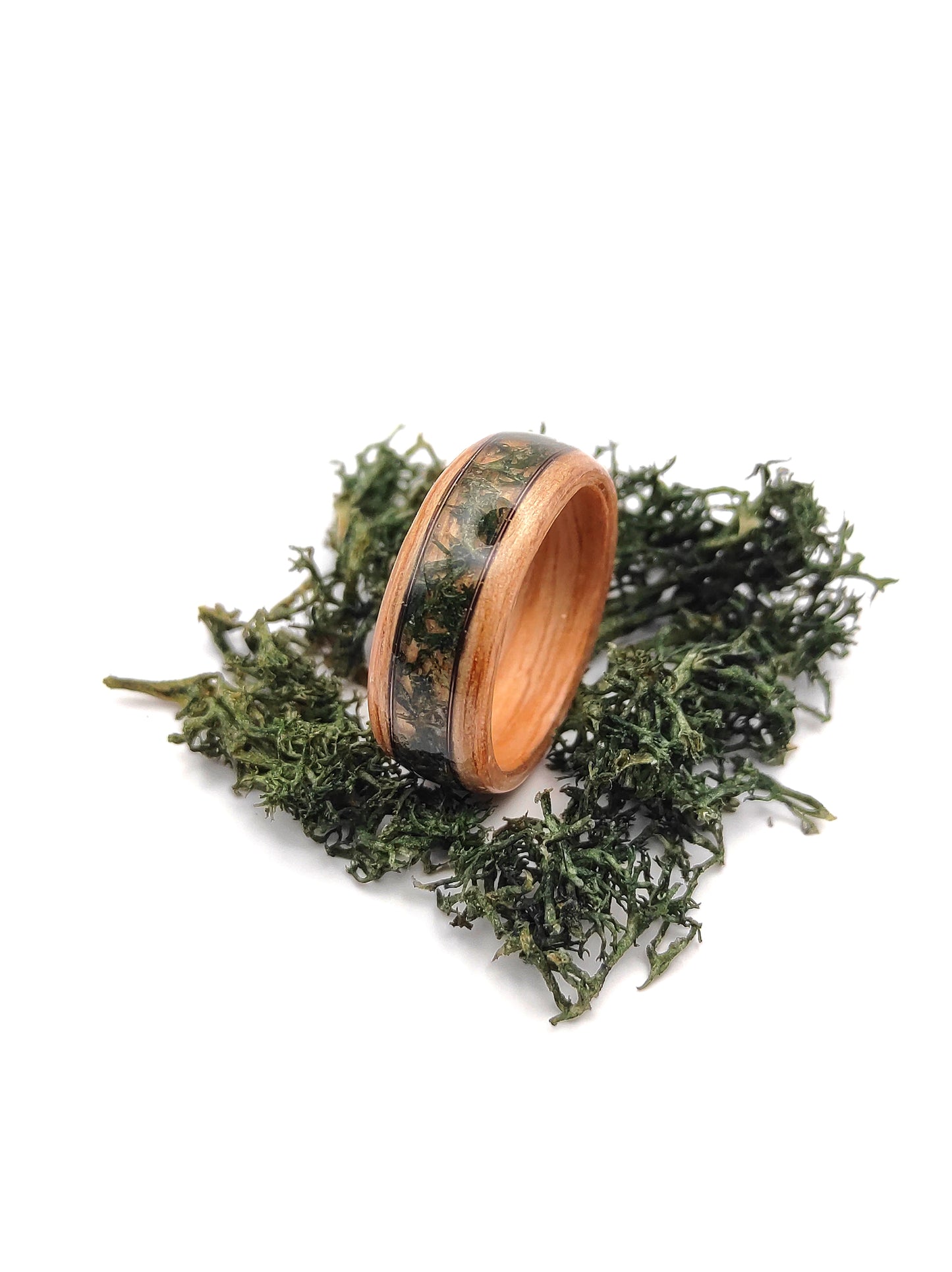 Forest Whisper – Wooden Ring with Natural Moss and Copper Vein