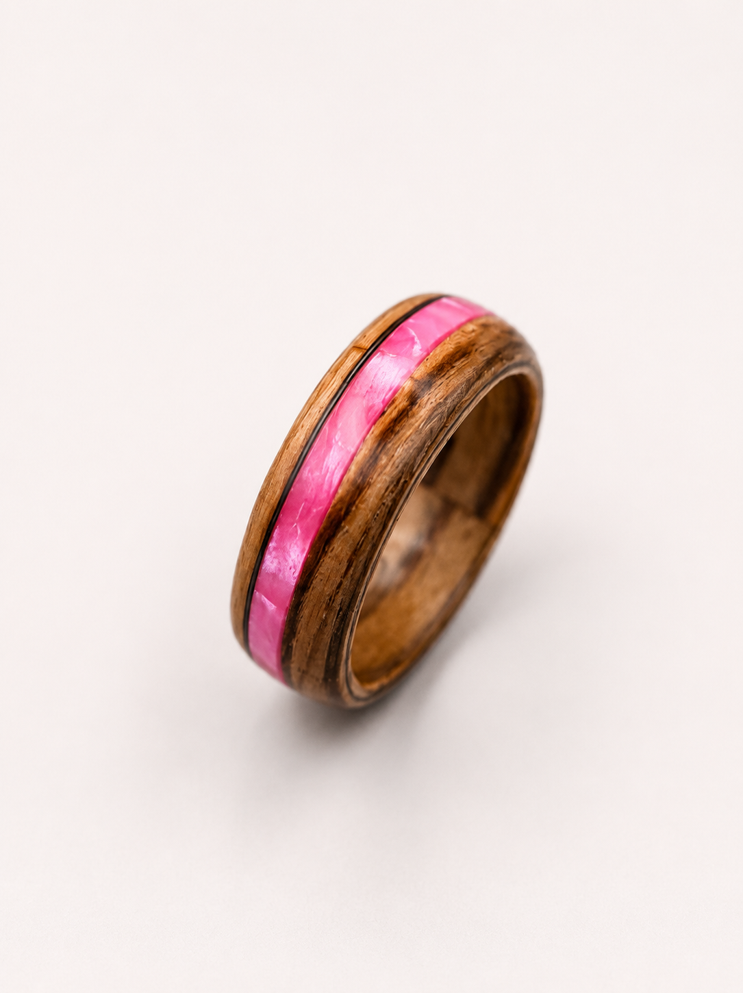 Drewniany pierścionek z różową wstawką – zebrano handmade