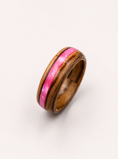 Drewniany pierścionek z różową wstawką – zebrano handmade